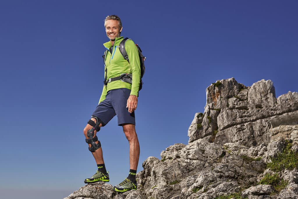 Bergsteiger mit Knieorthese