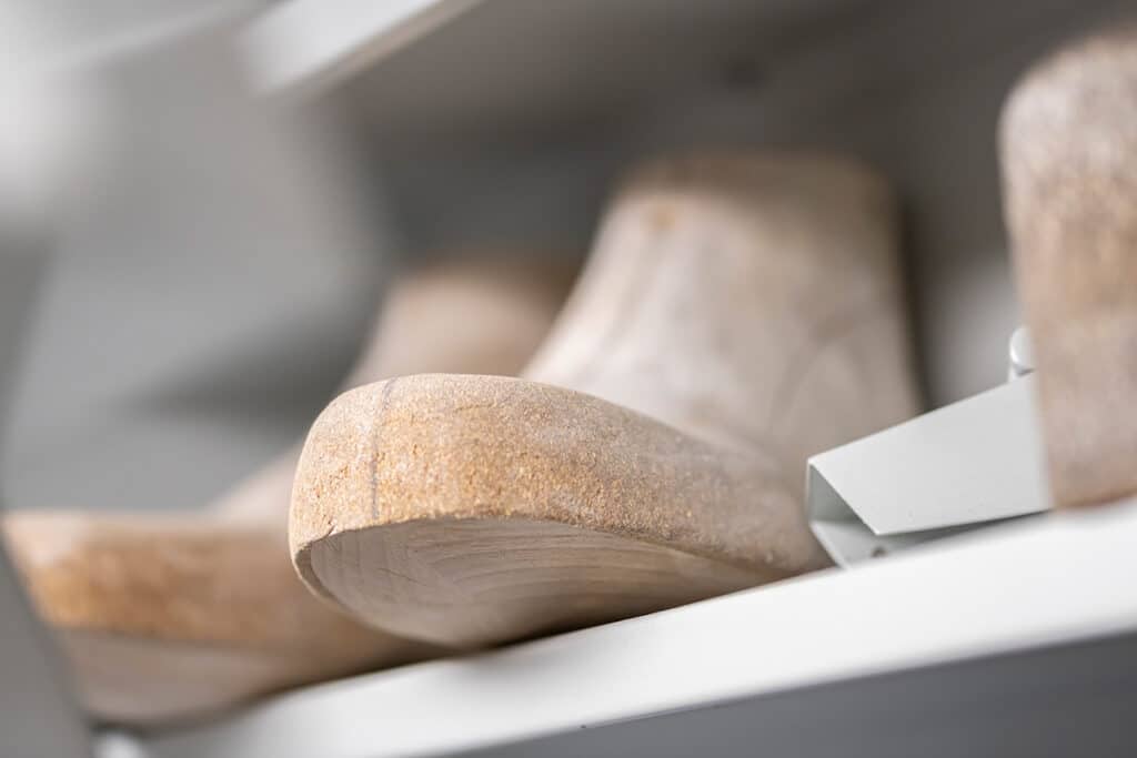 Holzleisten als formgebende Schablone für orthopädische Schuhe nach Maß