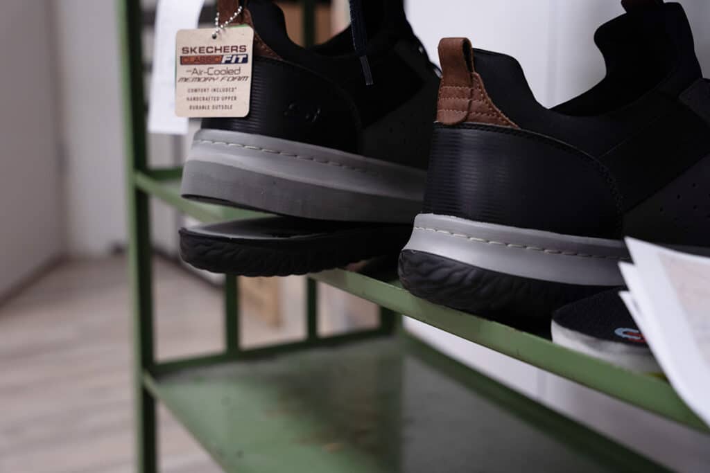 Schuhe mit aufgeschnittener Sohle, um orthopädische Anpassungen vorzunehmen