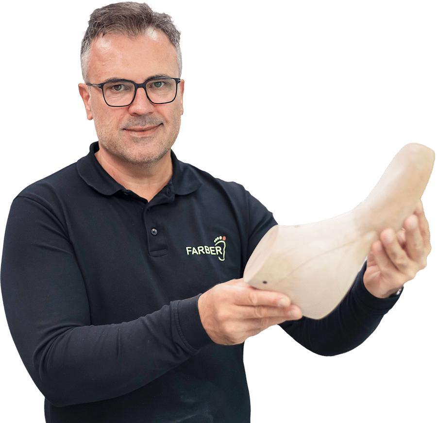 Viktor Farber mit Schuhleisten